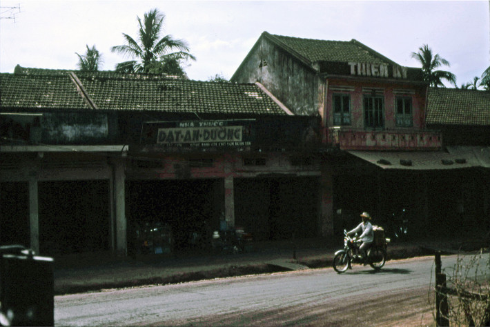 Quốc lộ 1 ở thị xã Quy Nhơn. Ảnh: Steve Simpson/ 19engrvn.
