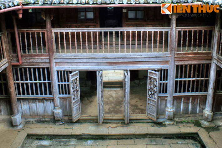 Các kết cầu làm bằng đá của dinh họ Vương gồm có tường bao, cổng, lối đi, nền sàn, chân tường, cột và các tháp canh, với một khối lượng đá được sử dụng rất lớn.