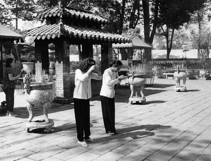 Những người phụ nữ cầu nguyện ở lăng Ông Bà Chiểu.