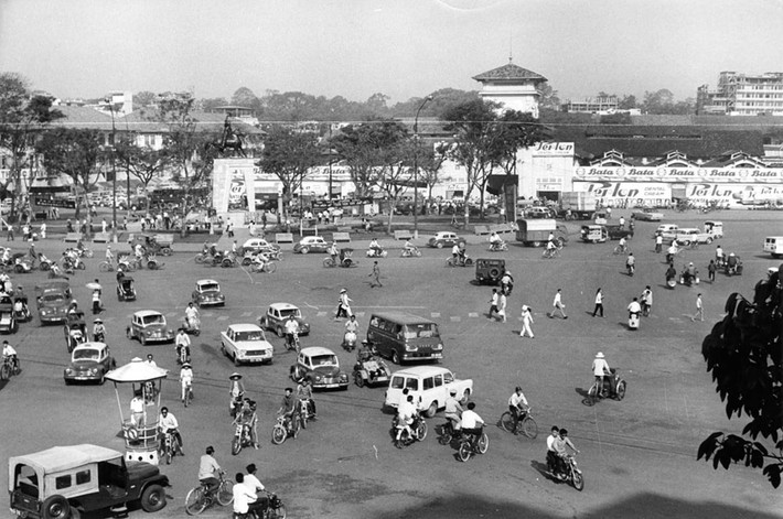 Cảnh nhộn nhịp tại khu vực chợ Bến Thành ở trung tâm Sài Gòn năm 1967.
