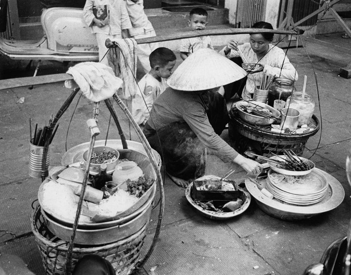 Gánh hàng ăn vỉa hè.