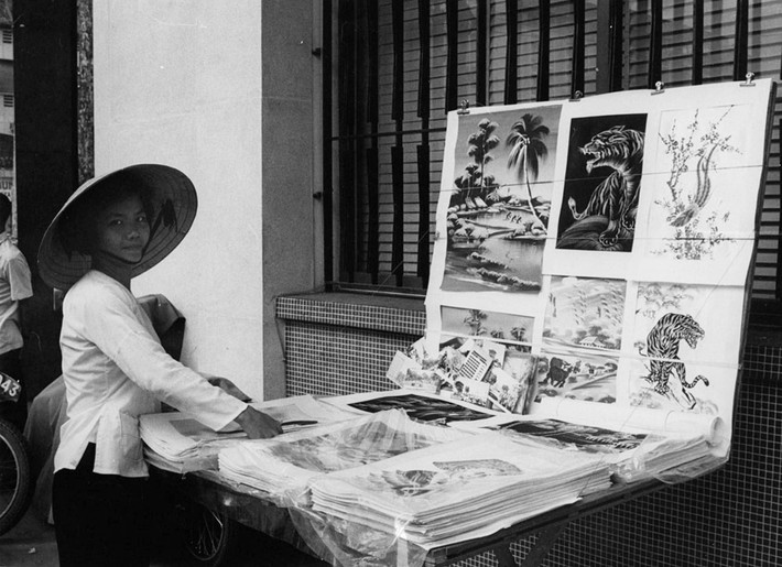 Người bán tranh lưu niệm trên đường phố Sài Gòn.