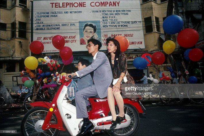 Pa-nô quảng cáo bằng song ngữ Anh - Việt của một công ty điện thoại.