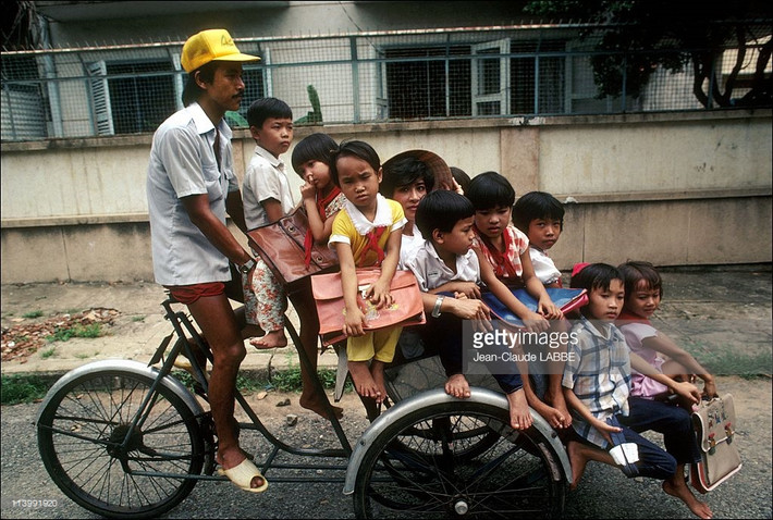 "Siêu" xích lô chở học sinh tiểu học.