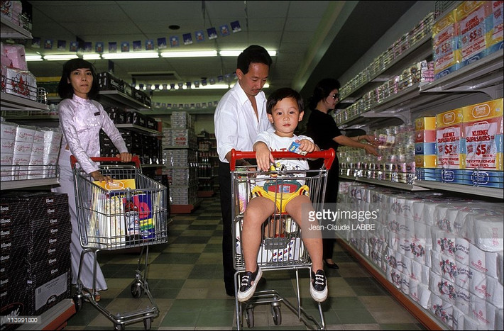 Trong một siêu thị kiểu phương Tây - mô hình kinh doanh khá hiếm gặp ở Việt Nam năm 1991.