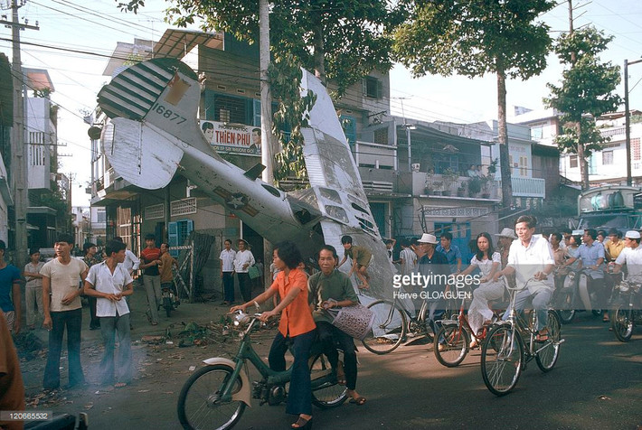 Ngày 29/4/1975, trong nỗ lực đào thoát khỏi Sài Gòn, một chiếc máy bay hạng nhẹ L-19 của chính quyền Sài Gòn đã rơi trên đường Nguyễn Hoàng. Ảnh: Herve Gloaguen.