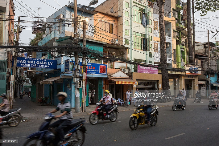 Tròn 40 năm sau, vào ngày 21/4/2015, phóng viên Taylor Weidman đã quay lại địa điểm chiếc máy bay rơi - nay là đường Trần Phú - để thực hiện một loạt ảnh đối chiếu xưa - nay độc đáo.