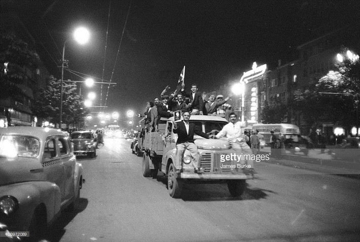 Cuộc đảo chính đầu tiên ở Thổ Nhĩ Kỳ diễn ra vào năm 1960, khi đảng cầm quyền của Thủ tướng Adnan Menderes ngày càng rời xa các nguyên tắc khắt khe được đặt ra bởi Mustafa Kemal Ataturk - người sáng lập Cộng hòa Thổ Nhĩ Kỳ. Ảnh: Người dân Thổ Nhĩ Kỳ xuống đường ăn mừng cuộc đảo chính thành công.