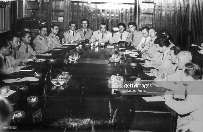 Tướng Gursel lên làm thủ tướng kiêm tổng thống và nắm quyền cho tới năm 1966, khi một chính phủ dân chủ mới được bầu lên. Ảnh: Cuộc họp của các sĩ quan lãnh đạo cuộc đảo chính.
