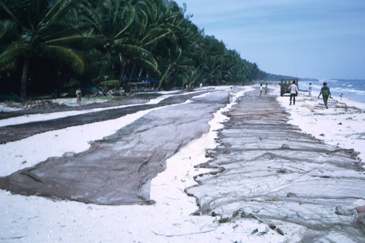 Phơi lưới trên bãi biển Thiện Khánh.