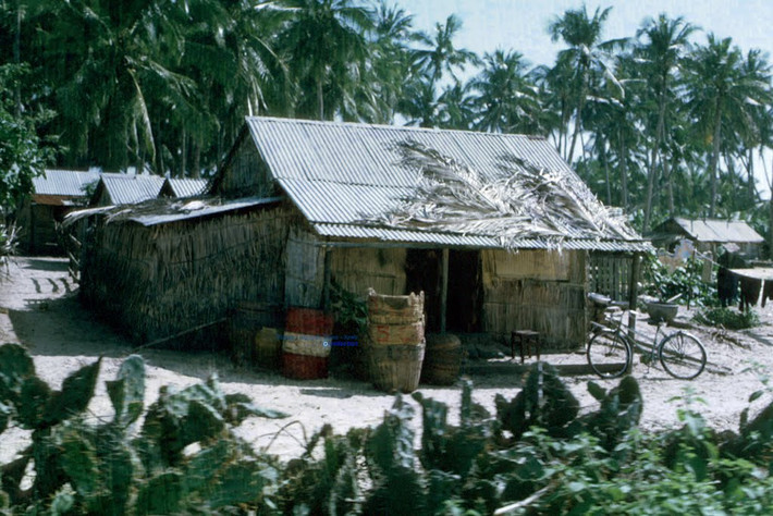 Ngôi nhà của dân chài ở thôn Thiện Long, xã Thiện Khánh.