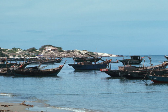 Những con thuyền trên bãi biển Long Nghĩa ở Mũi Né.