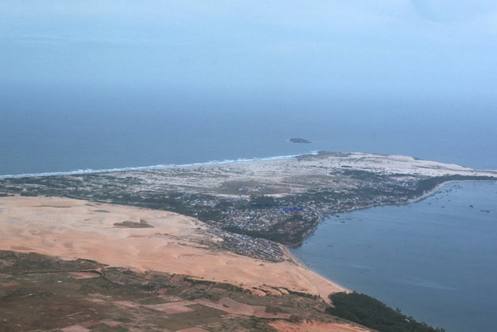 Toàn cảnh bán đảo Mũi Né năm 1971 nhìn từ máy bay.