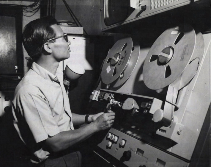 Ông Hoàng Thái - người phụ trách trường quay - kiểm tra một máy ghi băng Ampex 1100 trước buổi ghi hình của các bản tin sắp tới.