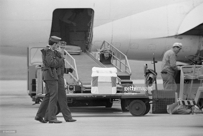 Sau vụ khủng bố Munich, chính quyền Israel đứng đầu là thủ tướng Golda Meir đã ra lệnh cho Mossad thực hiện hàng loạt vụ ám sát những kẻ dính líu đến vụ tấn công ở Munich. Ảnh: Hộp đựng thi thể vận động viên Israel được đưa lên máy bay hồi hương, 7/9/1972.