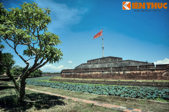 Trong thời Nguyễn, Kỳ đài là nơi treo cờ của triều đình. Trên đỉnh cột cờ còn đặt một trạm quan sát gọi là Vọng Đẩu, là điểm cao nhất của kinh thành. Từ Vọng Đẩu, lính canh được phân công dùng kính Thiên lý quan sát động tĩnh ngoài bờ biển.