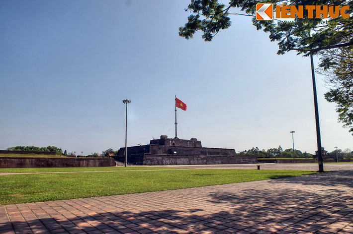 Trong Chiến dịch Mậu Thân năm 1968, vào 8h sáng ngày 31/1/1968, các chiến sĩ Giải phóng đã chiếm được Kỳ đài và lá cờ của Mặt trận Dân tộc Giải phóng miền Nam Việt Nam đã tung bay ở nơi đây trong 26 ngày đêm.