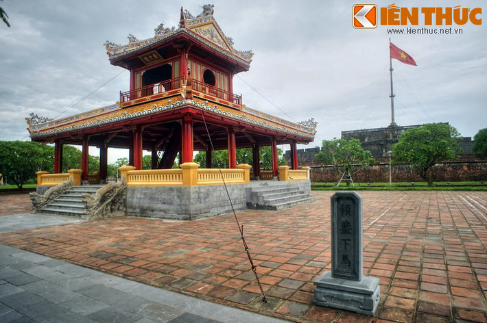 Năm 1947, khi quân Pháp tái chiếm Huế, cột cờ lại bị gãy do pháo bắn. Đến năm 1948, cột cờ mới bằng bê tông cốt sắt với tổng chiều cao 37 mét được xây dựng, chính là cột cờ hiện tại. Tổng chiều cao từ mặt đất lên đến đỉnh Kỳ đài là 54,5m.