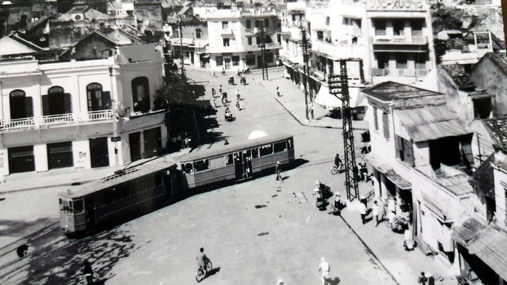Ngày 13/9/1900, lần đầu tiên tàu điện Hà Nội được chạy thử trên tuyến Bờ Hồ - Thụy Khuê. Năm 1901 khai trương tuyến Bờ Hồ - Ấp Thái Hà, sau đó năm 1915 làm thêm đường vào bến xe Hà Đông. Năm 1906 khai trương tuyến Bờ Hồ - Chợ Mơ.