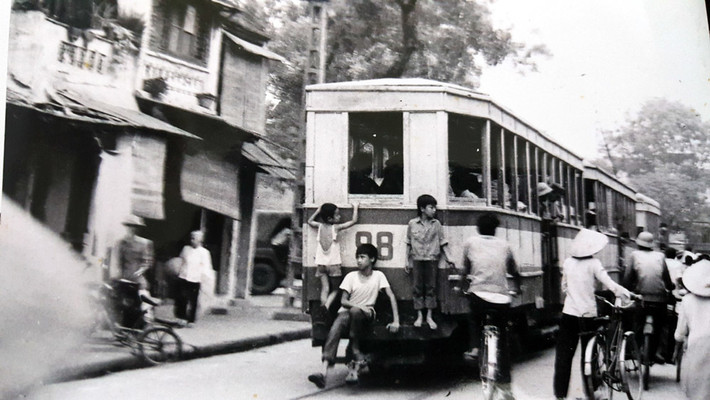 Cuộc “cách mạng tàu điện” ở Hà Nội khởi đầu vào tháng 5/1890, khi Công ty Điền địa Đông Dương thành lập nhà máy xe điện đặt trụ sở tại đầu làng Thụy Khuê. Do cần đầu tư cơ sở hạ tầng rất lớn, Công ty đề xuất đổi đường ray lấy đất và đã được chính quyền thuộc địa chấp thuận.
