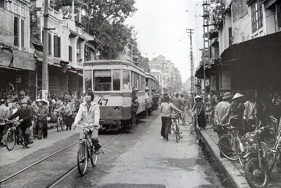 Thời đó, điện để chạy tàu do ba máy phát điện chạy bằng hơi nước nhãn hiệu Alioth Buise cung cấp. Cho đến năm 1915, Hà Nội đã có 22 đầu kéo, mỗi đầu có công suất 25 mã lực.