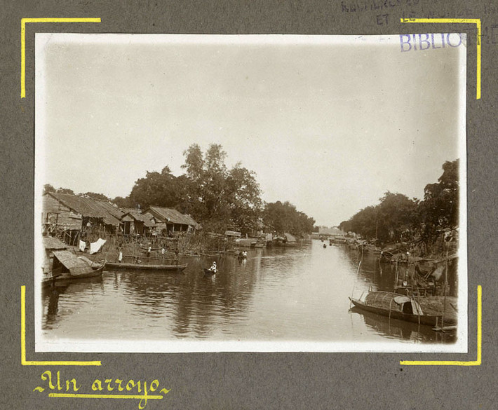 Một ngôi làng bên sông.