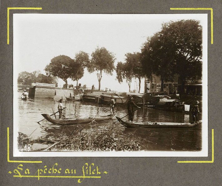 Ngư dân mưu sinh trên sông nước.
