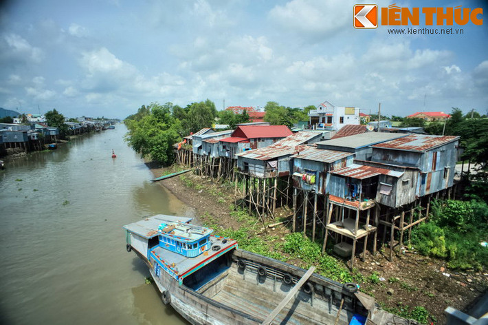 Nói đến nhà sàn, nhiều người sẽ nghĩ đến kiểu nhà truyền thống độc đáo ở miền núi phía Bắc và khu vực Tây Nguyên. Không phải ai cũng biết, nhà sàn cũng hiện diện ở vùng Tây Nam Bộ. (Ảnh trong bài được chụp tại TP Châu Đốc và một số địa phương khác của tỉnh An Giang).