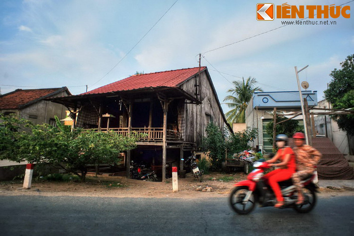 Cấu trúc nhà sàn truyền thống ở Nam Bộ thường có ba gian, trong đó gian giữa là nơi đặt bàn thờ gia tiên và tiếp khách. Vật liệu xây dựng và cách trang trí ngôi nhà sẽ thể hiện mức độ giàu nghèo của chủ nhà.