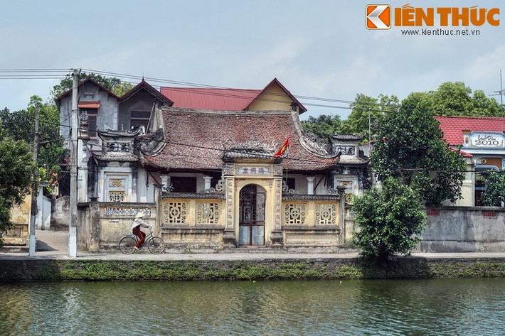 Nằm ở huyện Văn Lâm, tỉnh Hưng Yên, cách thủ đô Hà Nội khoảng 30 km về hướng Đông, làng Nôm là một ngôi làng cổ vẫn còn giữ những nét truyền thống của vùng nông thôn Bắc Bộ.
