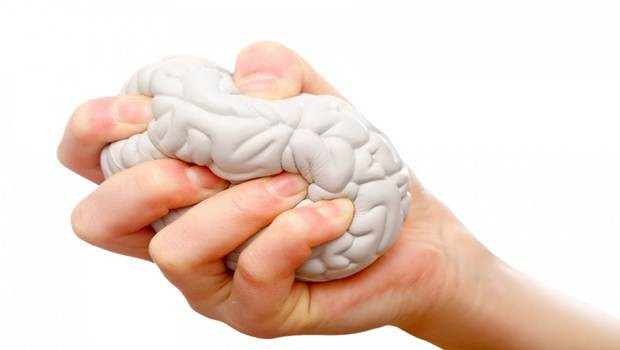 Các nhân tố nguy cơ dẫn đến đau tim và đột quỵ như tuổi tác, giới tính, tiền sử gia đình đều đã được xác định trước và nằm ngoài tầm kiểm soát. Ngoài ra những nhân tố khác dẫn đến cả hai bệnh đau tim và đột quỵ là hút thuốc lá, huyết áp cao, cholesterol cao, thừa cân, béo phì, tiểu đường, dinh dưỡng kém, ít vận động, dùng nhiều cồn và chất kích thích.