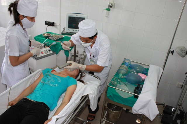 Cả đau tim và ngừng tuần hoàn đều có thể gây chết người nhưng chúng không phải là một. Đau tim là do máu không bơm đủ đến cơ tim dẫn đến hư tim, còn ngừng tuần hoàn là do tim ngừng không bơm máu nữa. Đau tim cũng có thể dẫn đến ngừng tuần hoàn khiến bệnh nhân không thể thở được.