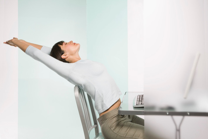 Vươn vai: Tập yoga thường xuyên sẽ có tác dụng khiến mọi thứ dịu lại và khuyến khích người tập phải thở đúng. Chỉ cần một giờ vận động và thở là thói quen thở của bạn sẽ chuyển biến theo chiều hướng tốt. (Nguồn ảnh: The Sun)