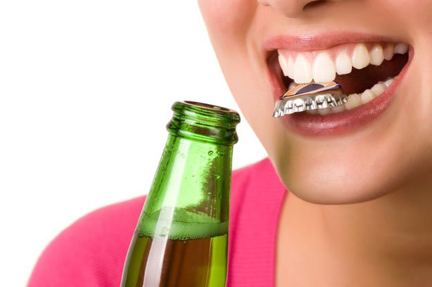 Ngoài việc gây hại cho răng thì thói quen dùng răng để mở các loại gói cực kỳ mất vệ sinh. Tương tự như cắn móng tay hoặc dùng tay che miệng khi hắt hơi, dùng răng để cắn xé lên vỏ hộp, vỏ bao sẽ lây lan vi khuẩn theo cả hai chiều rồi lây lan vi khuẩn sang người khác. (Ảnh: Josey Lane Dentistry)