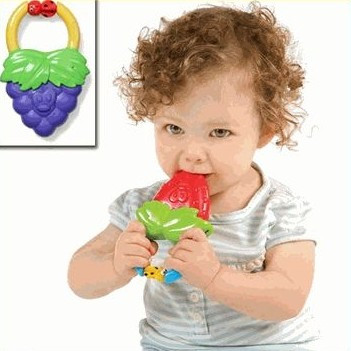 Hóa chất làm rối loạn nội tiết có trong hàng ngàn sản phẩm dùng hàng ngày, từ đồ đựng thức ăn bằng nhựa hay kim loại đến bột giặt, chất làm chậm cháy, đồ chơi và mỹ phẩm…Những hóa chất này, chẳng hạn như PBDE có trong chất làm chậm cháy, BPA trong chai nhựa cứng, phthalates trong chai đựng nước đều là những hóa chất vô hình gây rối loạn thần kinh và rối loạn hành vi như tự kỷ, tăng động giảm chú ý…