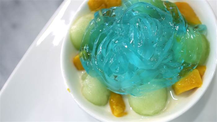 Tại The Dessert Kitchen, chuỗi cửa hàng bán đồ tráng miệng nổi tiếng, có bán món kem mì ramen. Nghe qua nhiều người liên tưởng đến một món kem trông như một bát mì hoặc một viên kem lọt thỏm trong một bát mì ramen. Nhưng không, đây là mì ramen nằm trên mặt một bát kem lạnh.