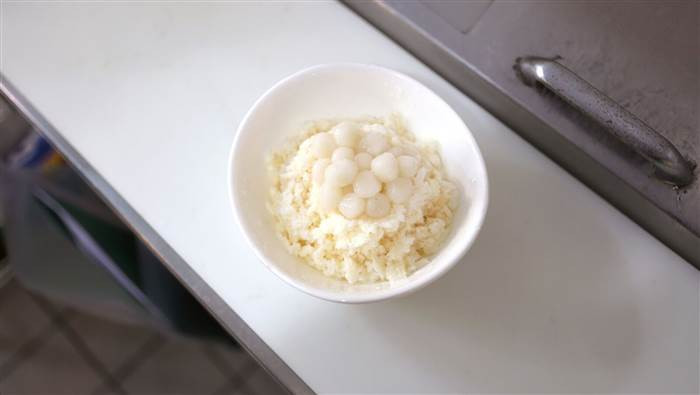 Sau đó, họ dùng sữa đặc hoặc nước cốt dừa đổ lên đá xay để tạo thành kem.