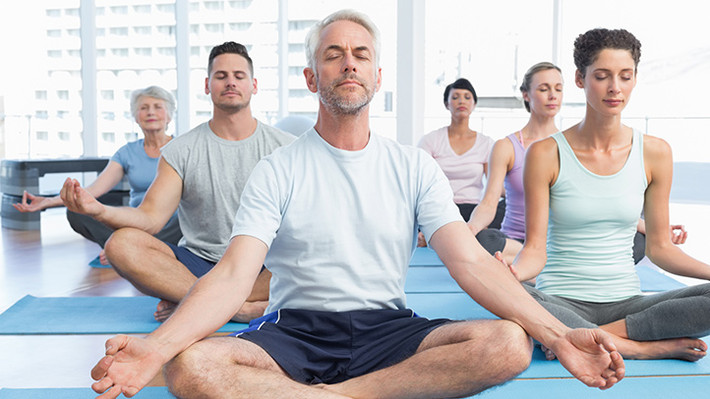 Yoga khiến dịch bạch huyết chảy khắp cơ thể, cuốn đi tất cả các virus và vi khuẩn gây bệnh. Nếu kết hợp với chế độ ăn uống lành mạnh, hệ miễn dịch sẽ bắt đầu hoạt động tốt hơn vì hệ thống phòng thủ đầu tiên của cơ thể đã giết chết những kẻ xâm nhập từ bên ngoài ngay khi chúng kịp đi xa khắp cơ thể.
