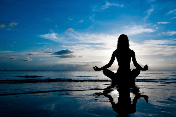 Yoga không chỉ giúp loại bỏ các độc tố gây mụn trứng cá mà còn cải thiện việc lưu thông máu tới da khiến da đẹp hơn. Các tư thế lộn ngược như trồng cây chuối giúp cải thiện làn da, ngoài ra đổ mồ hôi thường xuyên cũng khiến da mềm mại và rạng rỡ hơn.