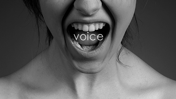 Sử dụng sai giọng nói hoặc nói quá nhiều: Nói là một nhiệm vụ thể chất đòi hỏi sự phối hợp giữa thở với dùng nhiều nhóm cơ. Vì vậy giọng nói bị sử dụng không hiệu quả là bình thường. Nói to, nói nhiều, nói lâu đều có thể ảnh hưởng đến giọng nói, tương tự như nâng tạ quá nặng có thể gây chấn thương ở vùng lưng. Khi cổ và cơ thanh quản bị kéo căng, kết hợp với khi nói thì thở kém dẫn đến thanh quản bị yếu đi, khi nói phải gắng sức và khàn giọng. (Ảnh: Wordpress)