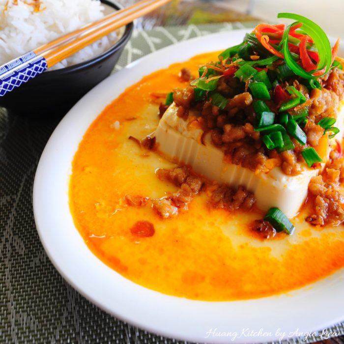 Đổ toàn bộ phần thịt xào này lên trên đậu hũ mới hấp, rắc thêm cả hành tươi và hành khô lên trên.
