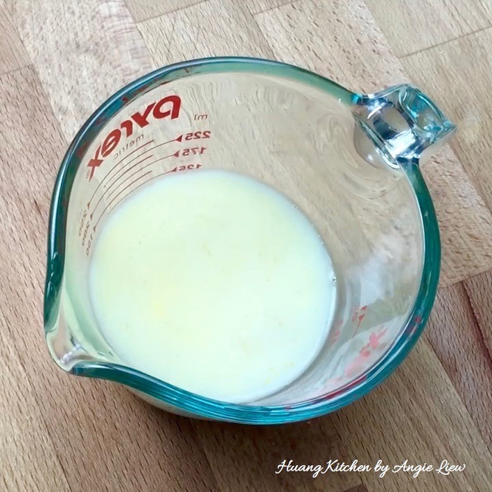 Lấy một quả trứng gà (hoặc trứng vịt) đập vào bát, cho thêm một ít muối, dầu mè, hạt tiêu, bột bắp, nước vào đánh đều.