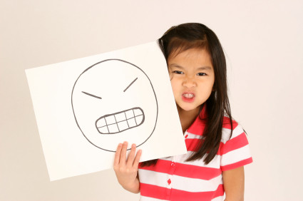Cho trẻ chơi đồ chơi có cảm xúc, chẳng hạn như thú nhồi bông có khuôn mặt cảm xúc khác nhau, để dạy trẻ thể hiện cảm xúc một cách an toàn và vui vẻ. Ngoài ra, còn có thể dùng 3 chiếc gối nhỏ thể hiện 3 cảm xúc khác nhau – vui, buồn, tức giận – và kết hợp với các trò chơi để dạy trẻ về cảm xúc.