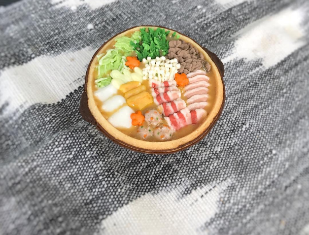 Những chiếc bánh cookies hình đĩa thức ăn tuy nhỏ xíu nhưng phần trang trí được thực hiện cực kỳ tỉ mỉ bằng những viên nước đường đã đóng thành đá. Thoạt nhìn qua trên ảnh, rất nhiều người lầm tưởng đây là những món ăn được bày trên đĩa hoặc trong bát.