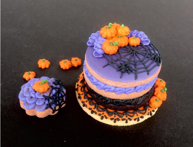Chẳng hạn như bánh mạng nhện, bên trên có cả vài quả bí ngô cho lễ Halloween.