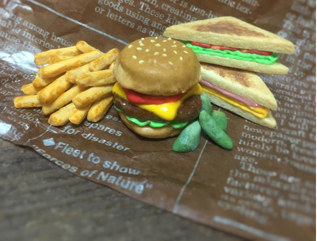 Ngoài chiếc bánh burger làm bằng đường này, kèm theo vài quả dưa chuột muối bên cạnh, Kawakami còn tạo ra những chiếc bánh khác nhau theo từng mùa.