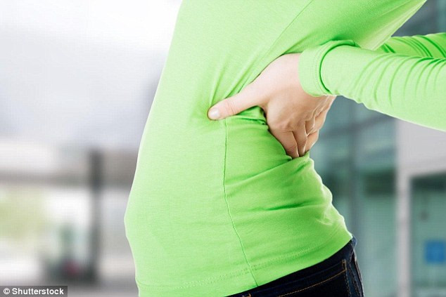 Khi đau lưng lại hóa ra là do đau bụng: Nguyên nhân đau lưng không phải lúc nào cũng xuất phát từ cột sống mà còn từ tuyến tụy, phổi, tim và dạ dày. Chẳng hạn như đau lưng dưới là do sa bàng quang, bị bệnh ở thận hoặc tuyến tụy. Cơn đau ở vùng đầu cột sống có thể xuất phát từ tim hoặc thực quản, đau ở giữa lưng có thể là do dạ dày. Ngược lại một số bệnh ở lưng như đau thần kinh hông do hỏng đĩa đệm lại gây đau quy chiếu ở chân. (nguồn ảnh: Dailymail)