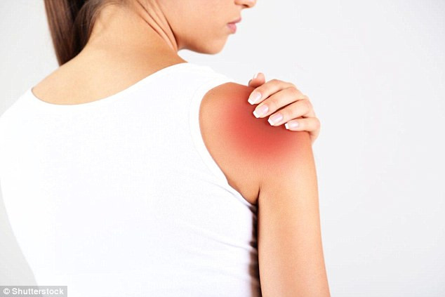 Đau vai do loét dạ dày: Ngoài những nguyên nhân hết sức rõ ràng như viêm khớp hoặc bị thương ở vai thì còn có một số nguyên nhân khác gây đau vai. Chẳng hạn như đau vai phải là do bệnh gì đó với túi mật, bệnh gan, viêm ruột thừa, bệnh zona hay u buồng trứng. Một nguyên nhân khác mới đây đã được xác định gây đau vai là loét dạ dày.