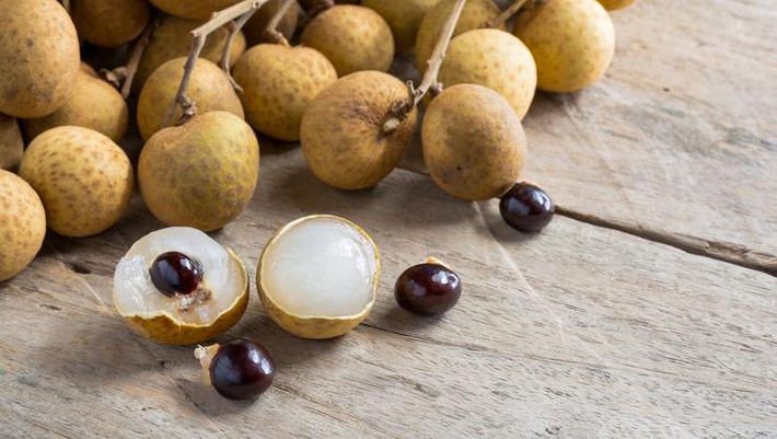 Mặc dù thời điểm này không phải chính vụ nhãn miền Bắc nhưng vẫn có thể tìm mua nhãn ở miền Nam. Trong y học truyền thống, quả nhãn được dùng để điều trị rối loạn tiêu hóa, hạ sốt và còn được dùng làm thuốc trị cảm cúm tự nhiên. Ngoài ra nhãn cũng chứa rất nhiều chất chống oxy hóa.