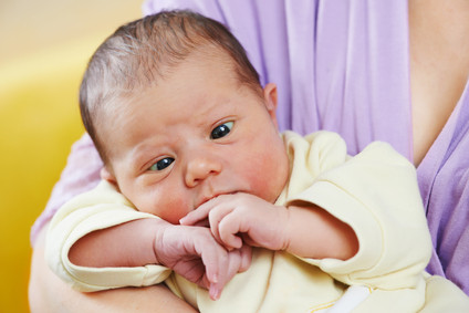 Các dấu hiệu của bệnh mắt lười có thể quan sát thấy là: mắt lồi ra hoặc tụt vào trong, hai mặt có vẻ không ăn nhập với nhau, nhận thức kém về chiều sâu, mắt bị lác hoặc hay nhắm một bên, nghiêng đầu, kết quả khám thị lực có bất thường. Đôi khi bệnh mắt lười chỉ khám mắt mới phát hiện ra. (Ảnh: epidemic)
